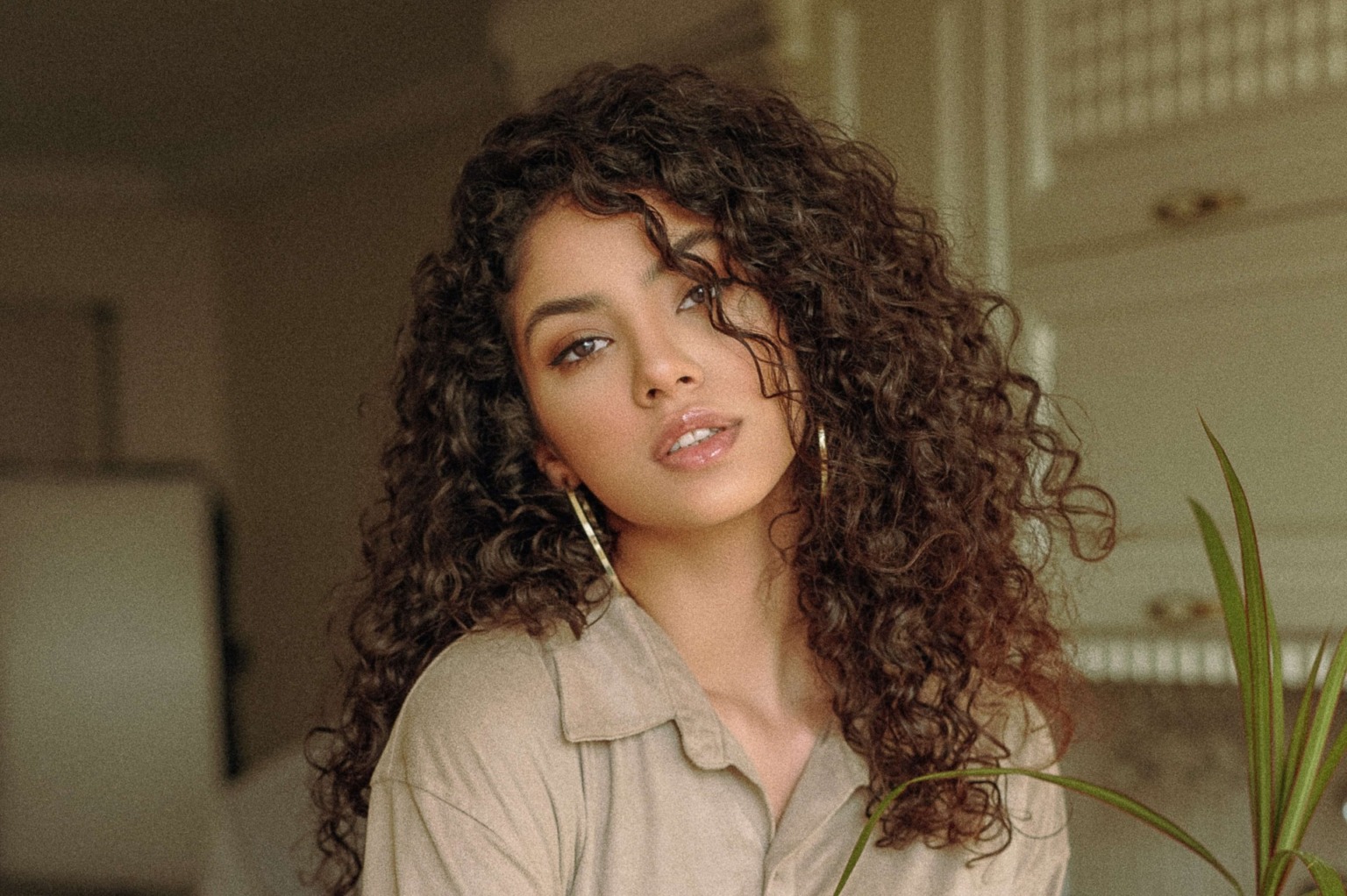 【保存版】カーリーガールメソッドとは？やり方と日本で買えるジェルなども紹介！ くせ毛のトリセツ